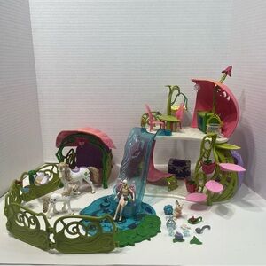 SCLEICH Bayala Glittering flower house with unicorns fairy lake and stable